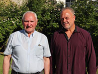Steve McMurray ( direita) comunica em ingls e desenvolve, ao mesmo tempo, o portugus com o amigo Manuel Arajo