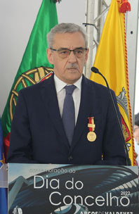 Ao receber esta Medalha de Honra tenho perfeita conscincia do privilgio que me  concedido e da responsabilidade que representa ostentar to importante galardo"