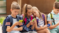 Alunos agarrados ao telemvel  uma imagem recorrente