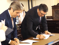 Assinatura de contratos entre o Municpio e o IHRU, representado pelo presidente Benjamim Pereira