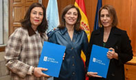 Sandra Sarmento ( direita), diretora da Regio Norte do ICNF, assinou convnio (Foto: La Voz de Galicia)
