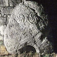 Pedra Formosa atribuda ao castro de EirasAboim das Choas, segundo investigao dos arquelogos Jos da Silva Ferreira e Armando Ferreira da Silva (Foto: Al-Madan)
