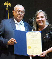 Jack Barreira, diretor dos ranchos da Casa do Minho, homenageado pelo vereador Michael da Silva (representado por Fernanda Santana)