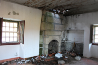 Marcas de abandono e vandalismo em antiga casa florestal na serra de Soajo