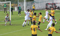 H�lder Feij�, de cabe�a, faz o segundo golo dos arcuenses